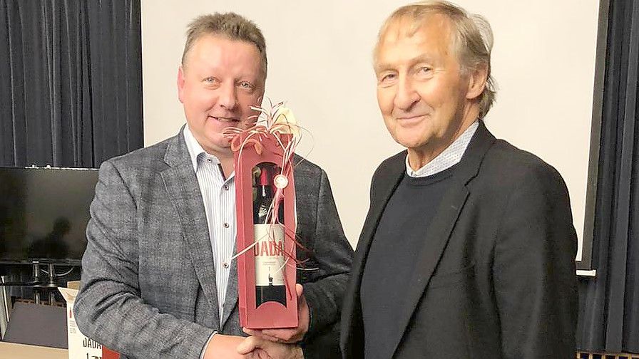 Einträchtige Amtsübergabe: Georg Saathoff (links) und Hermann Ihnen betonten, wie einträchtig und harmonisch im Ortsrat Schirum gearbeitet worden sei. Foto: privat