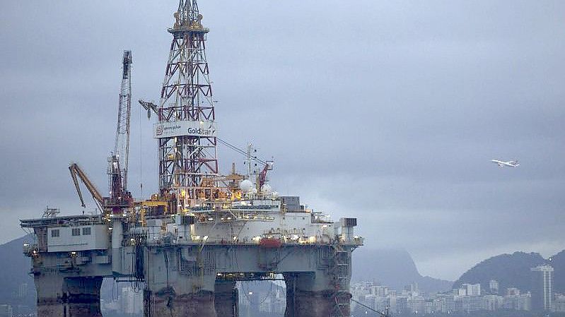 Eine Ölplattform steht in den Gewässern der Guanabara-Bucht in Niteroi, Brasilien. Foto: Leo Correa/AP/dpa