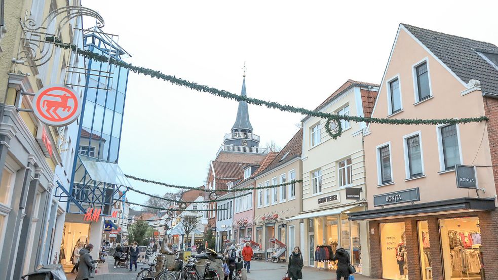 Die Vorbereitungen für die Weihnachtsbeleuchtung in der Burgstraße (hier eine Aufnahme aus dem Jahr 2018) laufen bereits. Foto: Romuald Banik
