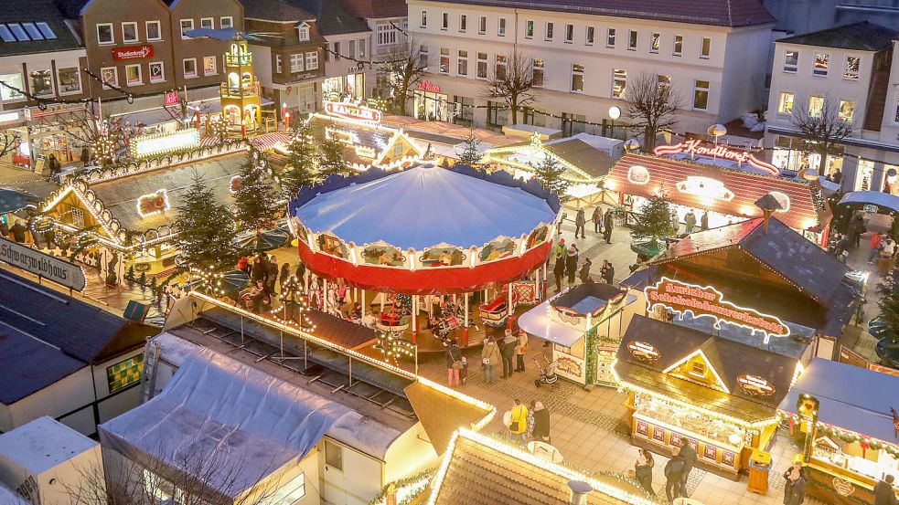 Auch in diesem Jahr wird es die Lotterie „Goldene 7“ auf dem Auricher Weihnachtsmarkt geben. Archivfoto: Romuald Banik