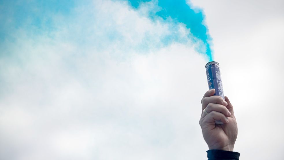 Ein Fußballfan feiert mit Pyrotechnik. Foto: dpa/Fabian Strauch
