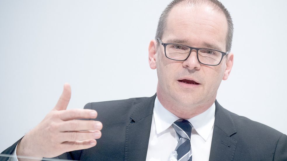 „Meine Aufgabe ist es, die Gesundheit der Schülerinnen und Schüler sowie der Lehrkräfte und Beschäftigten zu schützen und so auch den Präsenzunterricht zu sichern“, sagt Niedersachsens Kultusminister Grant Hendrik Tonne (SPD) im Interview. Foto: Julian Stratenschulte/dpa