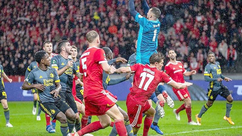 Feyenoords Torwart Justin Bijlow schnappt sich den Ball. Foto: Andreas Gora/dpa