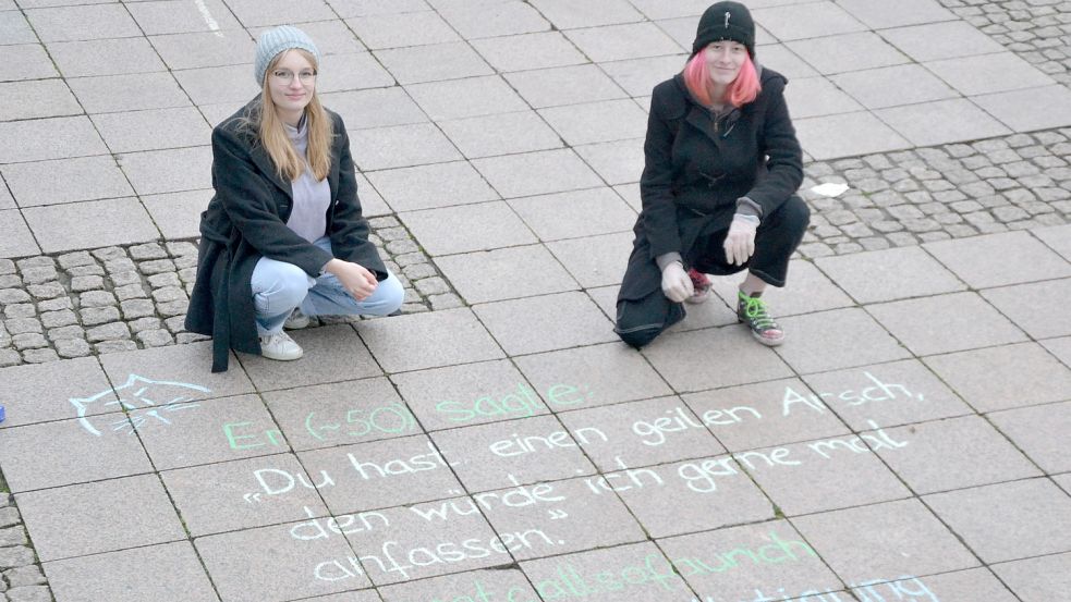 Lea (von links) und Jasmin kreideten am Mittwoch auf dem Auricher Marktplatz an. Foto: Neelke Harms