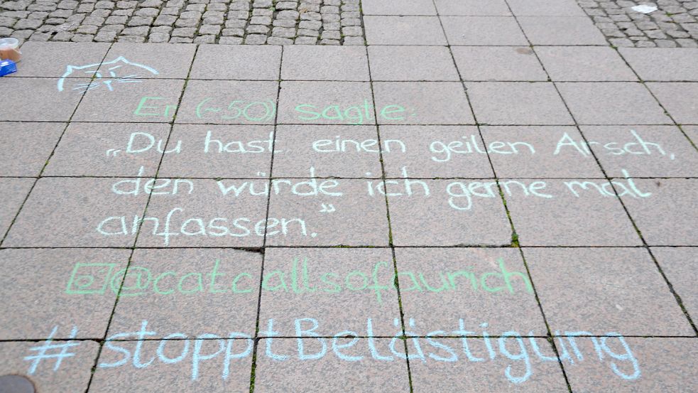 Diese Zeilen sind auf dem Auricher Marktplatz zu lesen. Foto: Neelke Harms