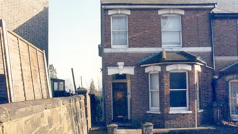 Das Wohnhaus in Tunbridge Wells (Kent), in dem 1987 eine junge Frau tot aufgefunden wurde. Foto: Kent Police/PA Media/dpa