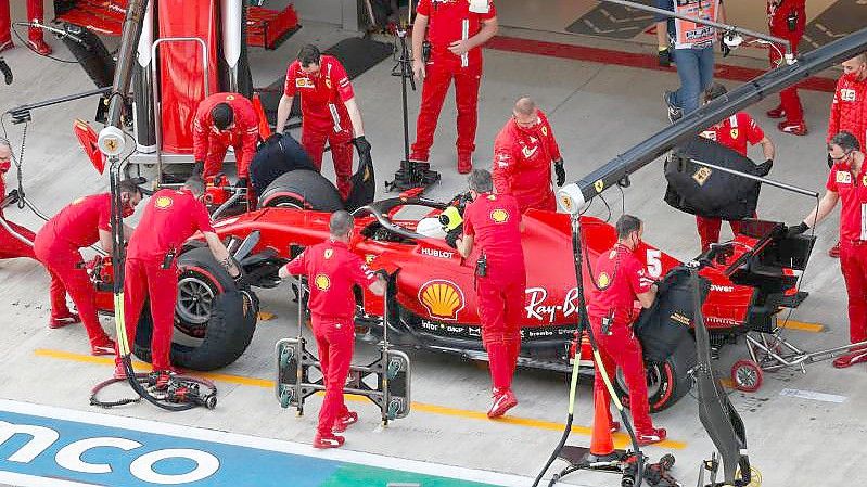 Nicht nur für die Formel-1-Piloten stellt ihr Job eine ständige Belastung dar. Foto: Yuri Kochetkov/Pool EPA/AP/dpa