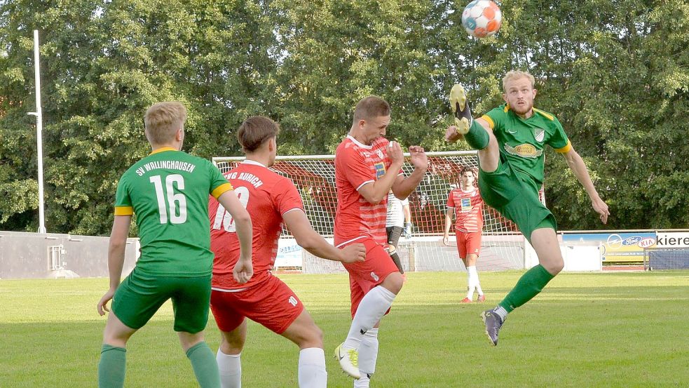 Die Wallinghausener Fußballer (grüne Trikots) können mit einem Auswärtssieg in Norden die Qualifikation für die Aufstiegsrunde eintüten. Die Auricher (rote Trikots) gastieren in Strudden. Dort ist SpVg-Trainer Wilfrid Böhling aufgewachsen, der sich auf die Reise in die Vergangenheit freut. Foto: Bernd Wolfenberg
