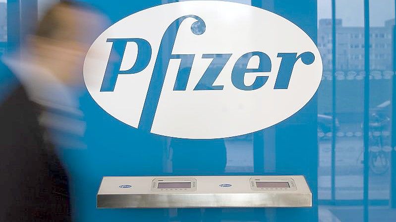 Das Logo des Pharmakonzerns „Pfizer“ in der Deutschlandzentrale in Berlin. Foto: Arno Burgi/dpa