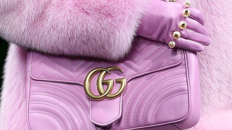 Eine Handtasche passend zum Outfit: Handtasche von Gucci mit goldenem Logo. Foto: Daniel Dal Zennaro/ANSA/epa/dpa