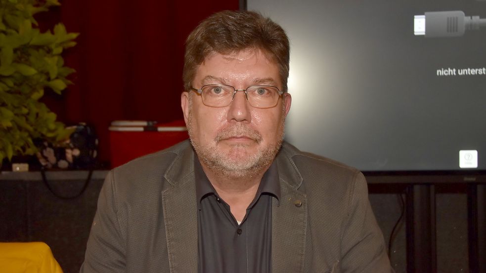 Der Brookmerlander Samtgemeindebürgermeister Gerhard Ihmels (SPD) hat den 31. Ratssitz von Amts wegen. Foto: Thomas Dirks