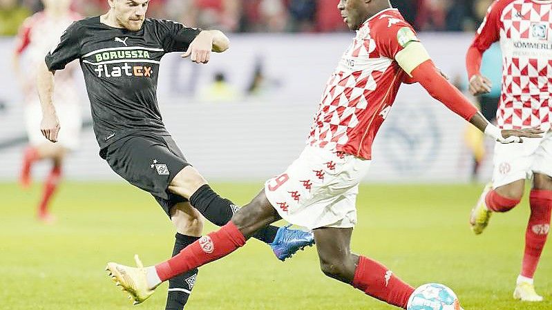 Gladbachs Jonas Hofmann (l) und Moussa Niakhaté vom FSV Mainz 05 im Zweikampf. Foto: Uwe Anspach/dpa