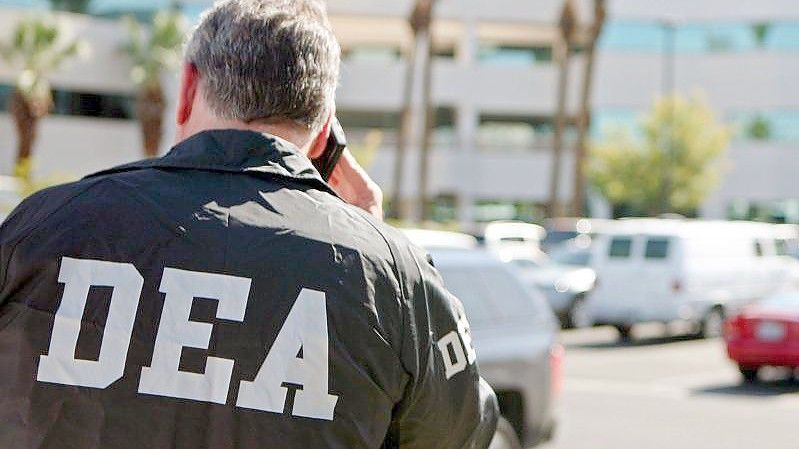 Ein Agent US-Antidrogenbehörde DEA in Las Vegas. Foto: Ronda Churchill/epa/dpa