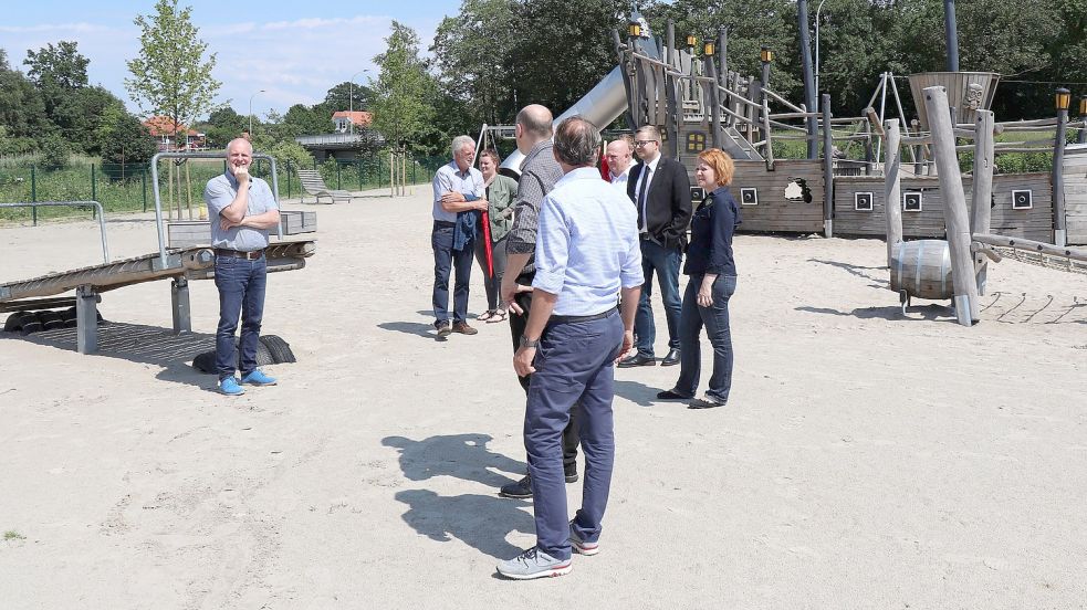 Die Großefehntjer Delegation ließ sich 2019 von Mitgliedern der Barßeler Gemeindeverwaltung den Spielplatz zeigen. Archivfoto: Gemeinde Großefehn