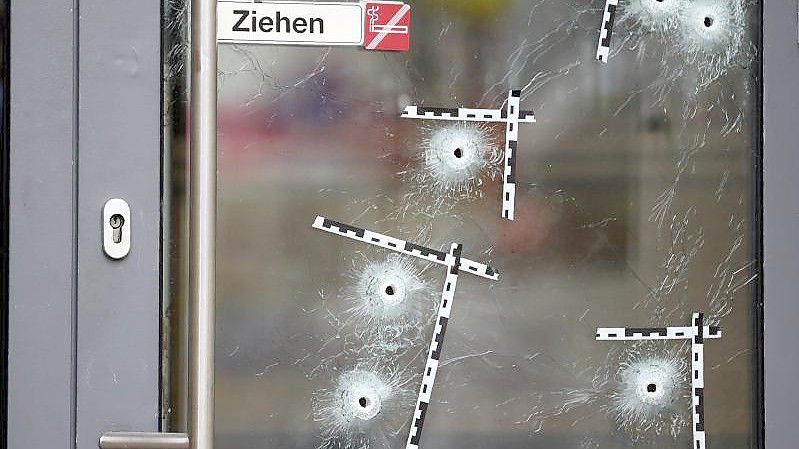 Markierte Einschusslöcher an einer Tür am Tatort nach dem Terroranschlag im Wiener Stadtzentrum. Foto: Matthias Schrader/AP/dpa
