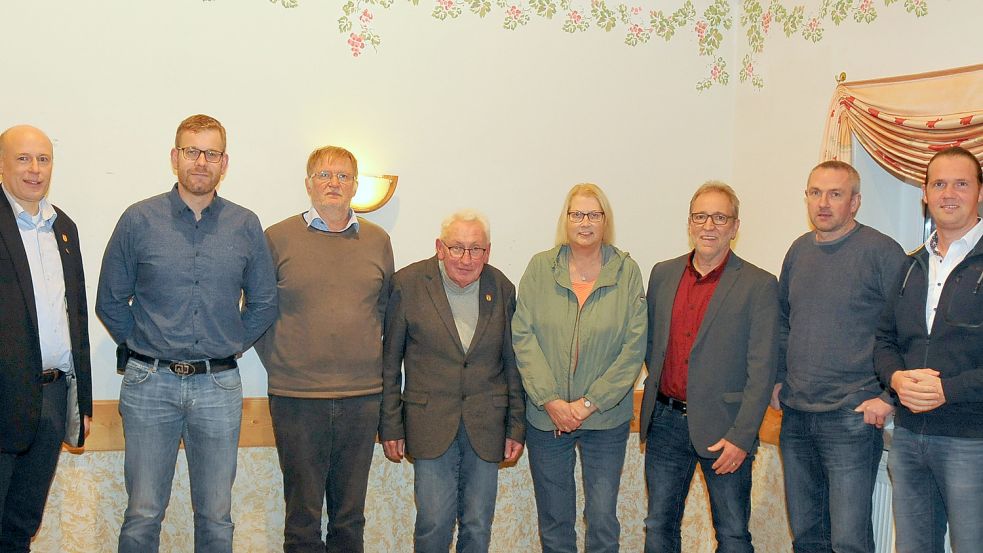 Der neue Spetzerfehntjer Ortsrat mit Gemeindebürgermeister Erwin Adams (von links), Christian Köster, Andreas Meinen, Hinrich Trauernicht, Annegret Leerhoff, Manfred Janßen, Joachim Weber und Jochen Beekhuis. Foto: Gemeinde Großefehn