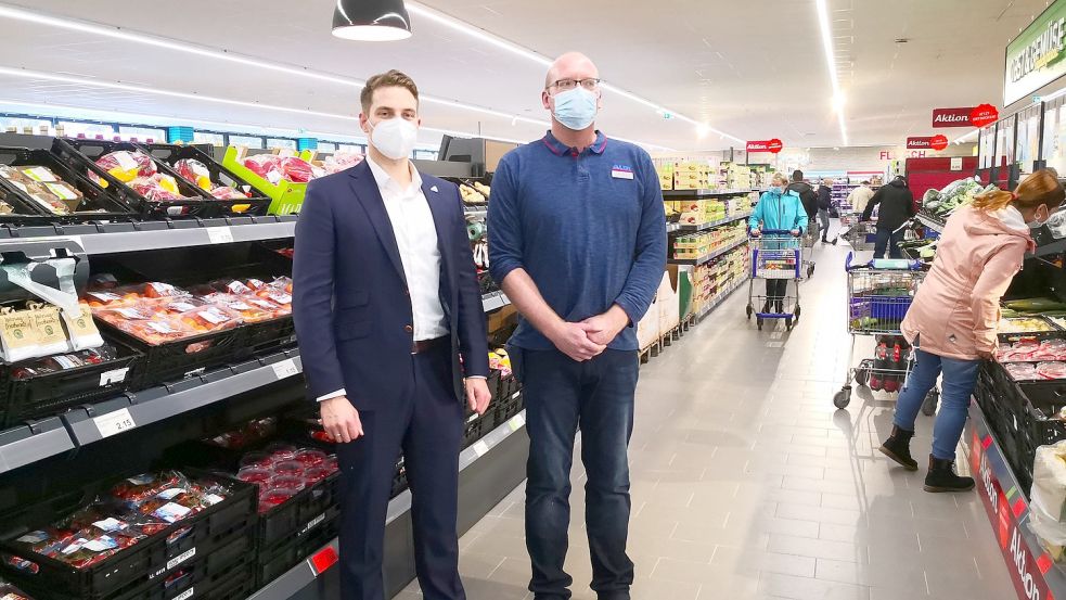 Hinter Marktleiter Christian Hartmann (rechts) und Regionalverkaufsleiter Fabian Epkes liegen anstrengende Tage. Nun sind sie mit dem neuen Markt sehr zufrieden. Foto: Karin Böhmer