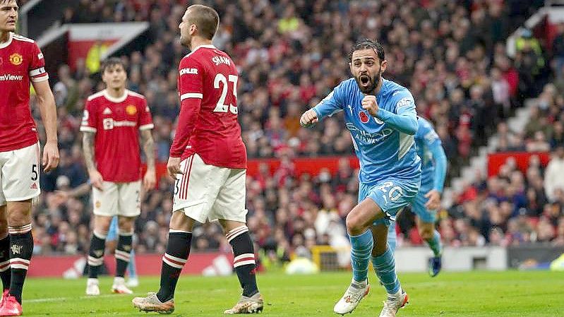 Bernardo Silva (r) traf im Manchester-Derby zum 2:0 für City. Foto: Martin Rickett/PA Wire/dpa