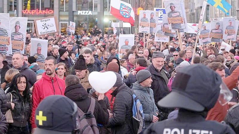Teilnehmer einer Kundgebung von Kritikern der Coronamaßnahmen auf dem Augustusplatz in Leipzig. Foto: Sebastian Willnow/dpa-Zentralbild/dpa