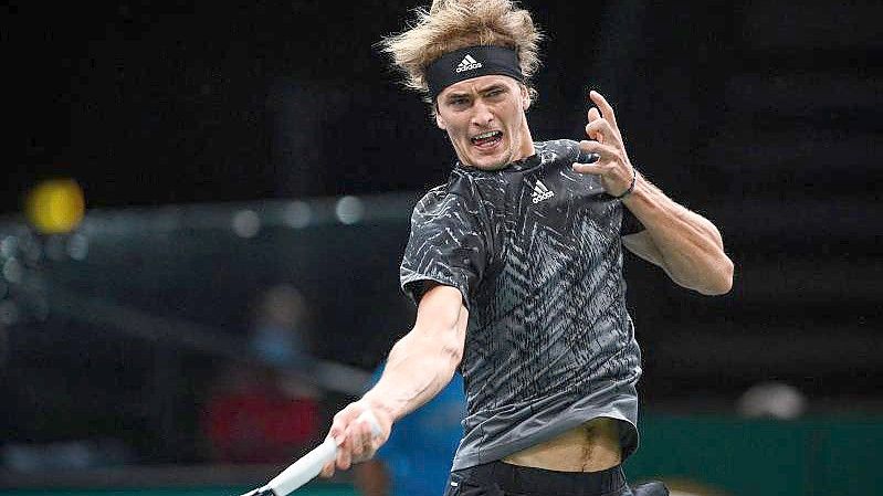 Alexander Zverev verlor das Halbfinale von Paris gegen Daniil Medwedew glatt in zwei Sätzen. Foto: Christophe Archambault/AFP/dpa