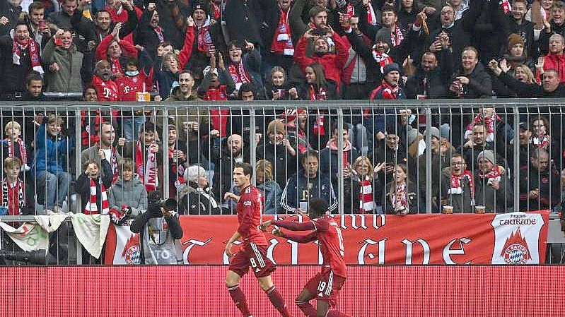 Leon Goretzka (l) und Alphonso Davies bejubeln das 1:0 der Bayern gegen Freiburg. Foto: Sven Hoppe/dpa