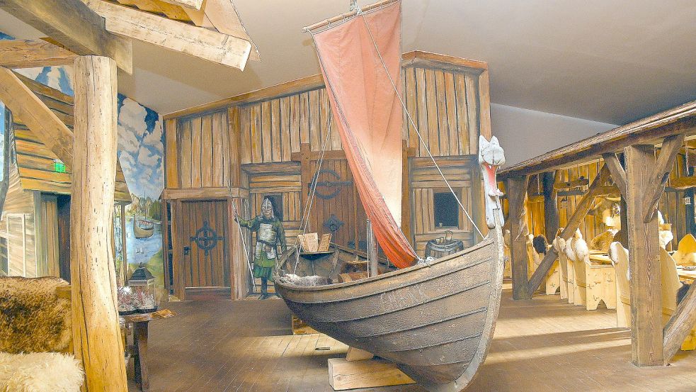 Das Wikingerboot „Snark“ steht dekorativ im Restaurant „Walhalla“ und ist ein Blickfang.