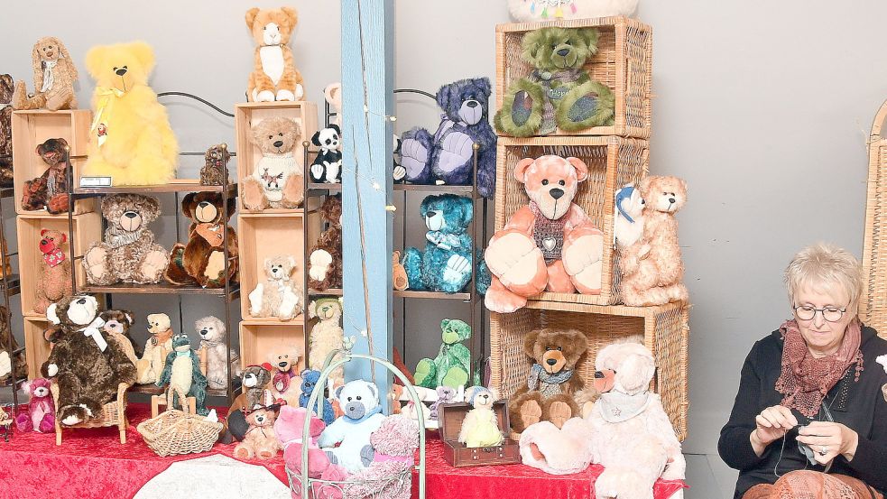 Gunda Mammen bietet im „Brakhuis“ ihre besonderen Teddybären an. Foto: Gerd-Arnold Ubben