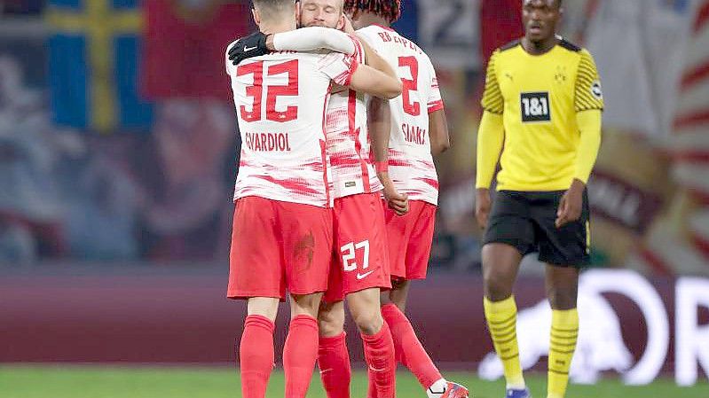 Leipzigs Spieler feiern den Sieg über den BVB. Foto: Jan Woitas/dpa-Zentralbild/dpa