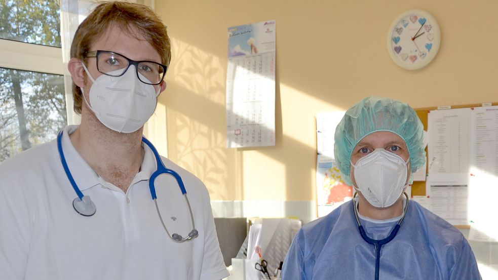 Dr. Jens Höllge (rechts) und sein Kollege Hendrik Harms haben in der Infektionssprechstunde derzeit viel zu tun. Foto: Aiko Recke