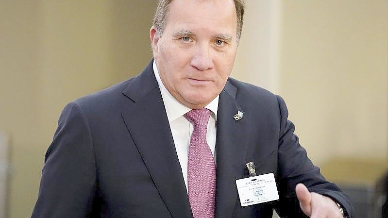 Schwedens Ministerpräsident Stefan Löfven macht Platz für seine Finanzministerin. Foto: John Minchillo/POOL AP/dpa