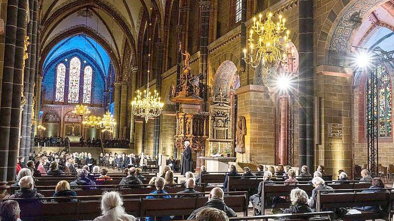 Das Kirchenparlament startet die Synodee mit einem Gottesdienst im Bremer Dom. Foto: Mohssen Assanimoghaddam/dpa