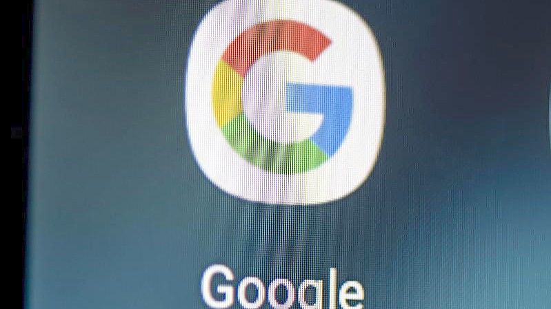 Auf dem Bildschirm eines Smartphones sieht man das Logo der App Google. Foto: Fabian Sommer/dpa
