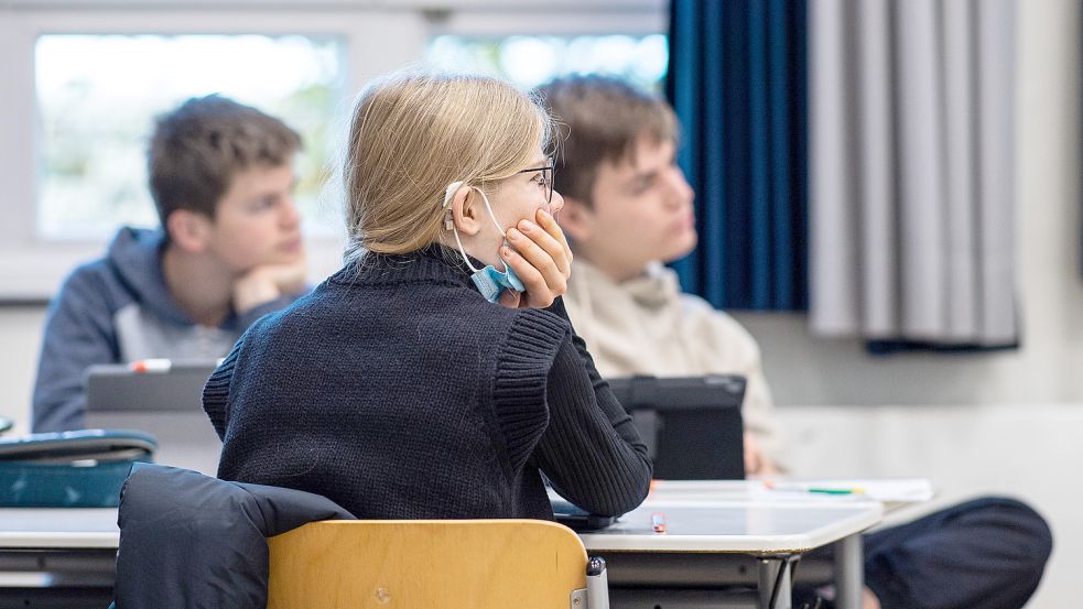 Der Deutsche Lehrerverband fordert wieder eine Maskenpflicht bei Schülerinnen und Schülern. Foto: Guido Kirchner/ dpa