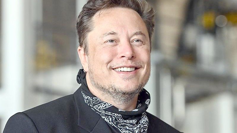 Elon Musk, Tesla-Chef, steht bei einem Pressetermin in der Gießerei der Tesla Gigafactory in Brandenburg. (Archivbild). Foto: Patrick Pleul/dpa-Zentralbild/dpa