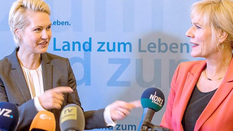 Manuela Schwesig (SPD, l), die Ministerpräsidentin von Mecklenburg-Vorpommern, und Simone Oldenburg (r), die Fraktionschefin der Linken im Schweriner Landtag. Foto: Jens Büttner/dpa-Zentralbild/dpa