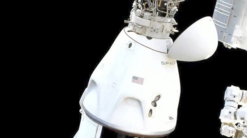 Die Astronauten in der SpaceX Dragon-Kapsel bereiten sich auf das Abdocken von der Internationalen Raumstation vor. Foto: -/NASA/AP/dpa