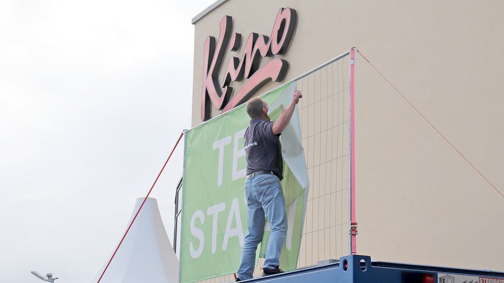 Mitte Oktober wurde das Testzentrum vor dem Auricher Kino stillgelegt, weil die Tests zum überwiegenden Teil kostenpflichtig wurden. Foto: Heino Hermanns