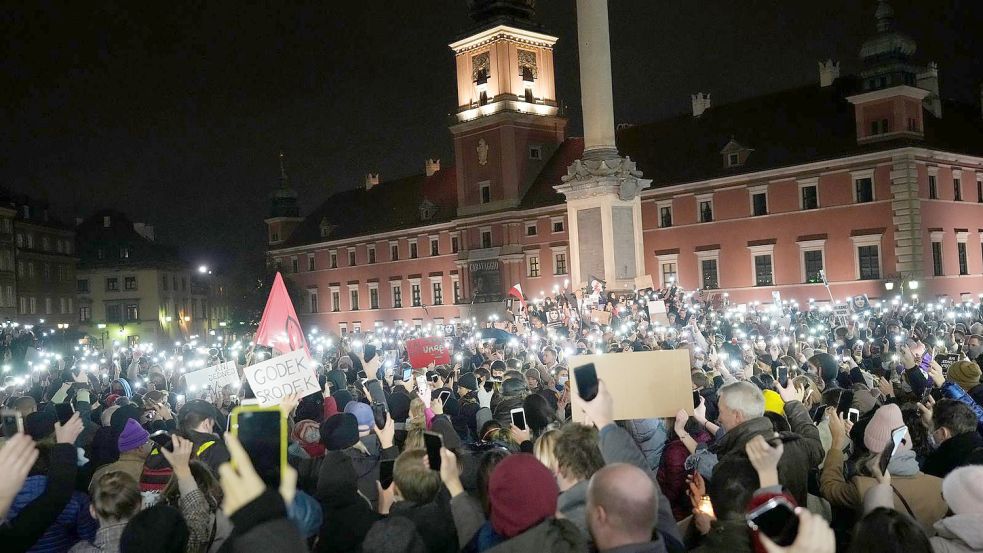 Polen protestieren gegen das restriktive Abtreibungsgesetz in Warschau Foto: Czarek Sokolowski/AP/dpa