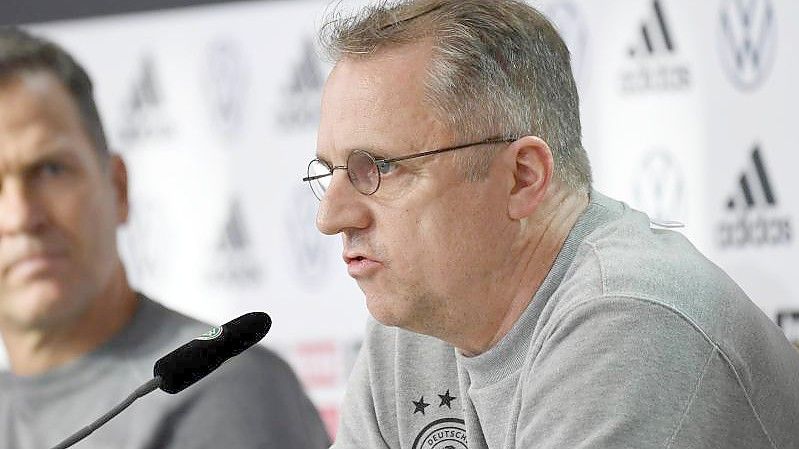 DFB-Direktor Oliver Bierhoff (l) und DFB-Arzt Tim Meyer bei der Pressekonferenz der Nationalmannschaft nach dem positiven Corona-Fall. Foto: Swen Pförtner/dpa