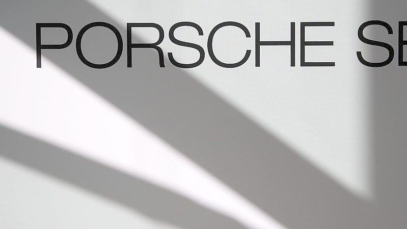 Logo und Schriftzug der Porsche SE. Foto: Marijan Murat/dpa