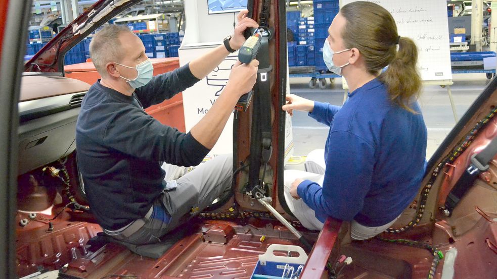 Derzeit trainieren zahlreiche Emder Mitarbeiter die Montage der Elektroautos, wie hier in Halle 2. Foto: Aiko Recke