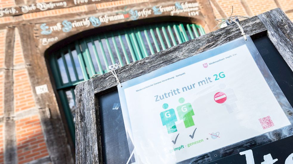 „Zutritt nur mit 2G - geimpft - genesen“ steht vor einem Café in der Region Hannover. Während der Corona-Pandemie dürfen derzeit nur Geimpfte und Genesene das Café betreten. Foto:DPA