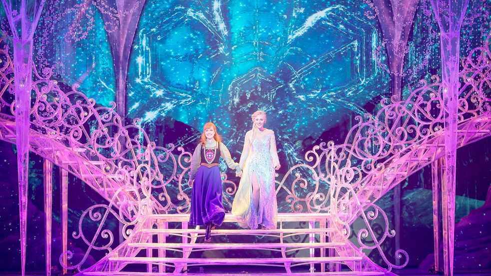 Dürfen sich über die geglückte Premiere der „Eiskönigin“ freuen: Sabrina Weckerlin als Eiskönigin Elsa (rechts) und Celena Pieper als Anna, die Schwester der Eiskönigin. Foto: Christian Charisius/dpa