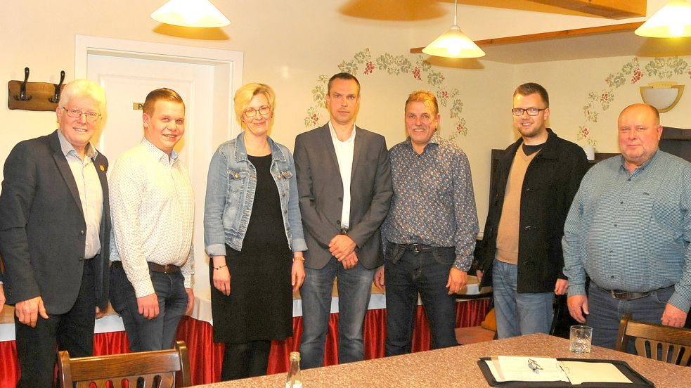 Der neue Strackholter Ortsrat (von links), Siebelt Fohrden, Michael Zinner, Heidemarie Juilfs, Udo Schöttler, Haralt Theilken, Matthias Heeren und Gerd Schellenberg. Foto: Gemeinde Großefehn