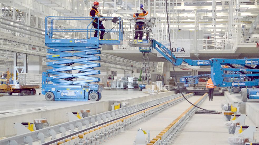 Die Fördertechnik in der neuen Montagehalle 20 ist bereits eingebaut. Foto: Recke