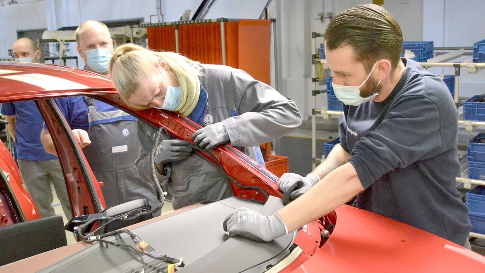 Der Bau der Elektroautos erfordert viel Training. Foto: Recke