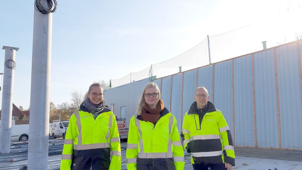 Projektleiterin Anja Manssen (von links), Unternehmenssprecherin Franziska Blohsei und Geschäftsführer Thomas Ehrlich stehen vor der Baustelle für die neue Score-Tankstelle in Ostgroßefehn. Foto: Ann-Kathrin Stapf