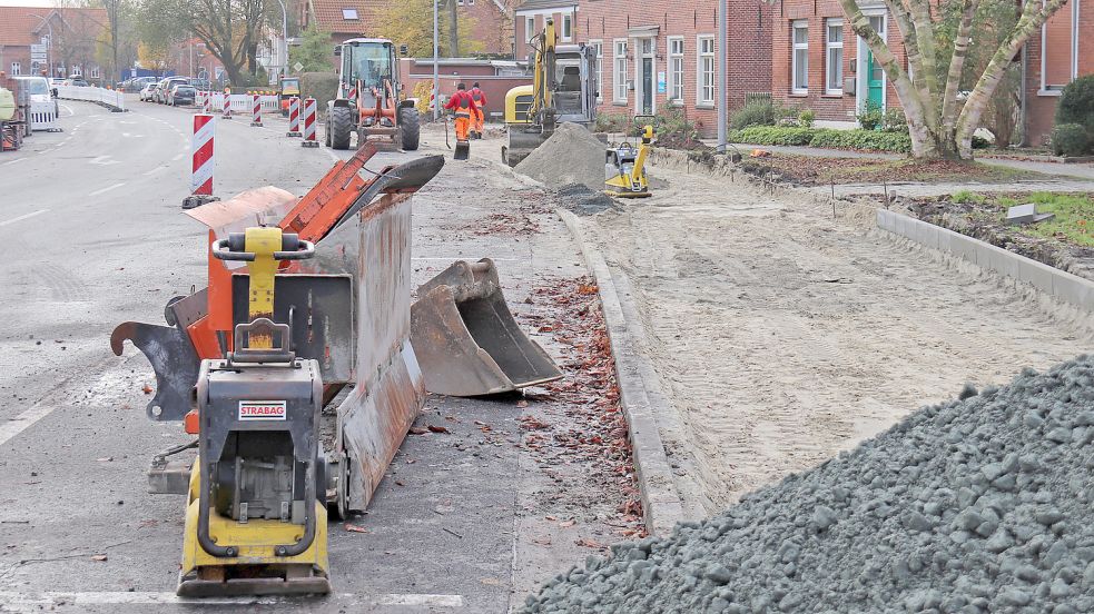 Das Bauunternehmen Strabag hat eine neue Kolonne entsandt, um den westlichen Gehweg der Julianenburger Straße zu sanieren. Foto: Heino Hermanns