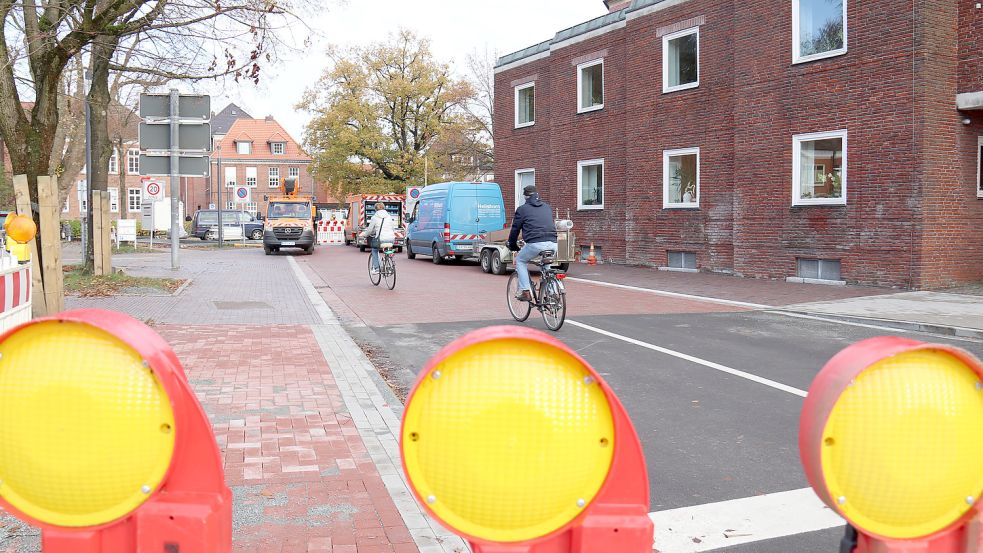 Die Hafenstraße bleibt vorerst gesperrt. Nur Fußgänger und Radfahrer können passieren. Foto: Heino Hermanns