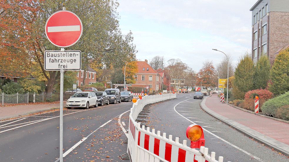Die Julianenburger Straße ist fertig. Aber wegen der Sanierung der Gehwege bleibt die Straße voll gesperrt. Foto: Heino Hermanns